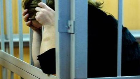 Жиззахда оилали эркакка нисбатан товламачилик қилган қиз 1,5 йилга қамалди