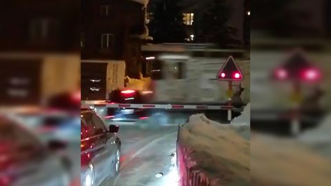 Shveysariyada temiryo‘l kesishmasiga tushib qolgan mashinani poyezd urib ketdi (video)
