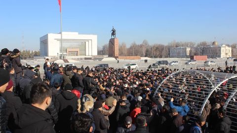 Бишкекдаги митингда қирғизистонлик қизларни чет элликларга бермаслик талаб қилинди