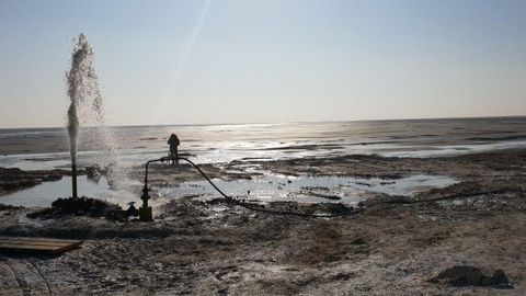 Орол денгизининг қуриган тубидан чучук сув топилди (видео)