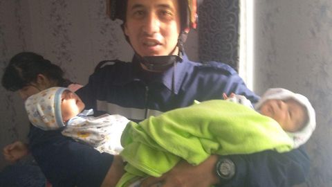 Toshkentda gaz yoniq qolgan uyda qamalib qolgan egizak chaqaloqlar qutqarildi