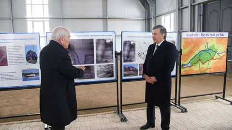 Шавкат Мирзиёев Тўрақўрғон туманидаги Ахсикент археологик ёдгорлик мажмуасини бориб кўрди