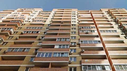 Тошкентда 14 ёшли қиз селфи оламан деб 3-қават деразасидан тушиб кетди