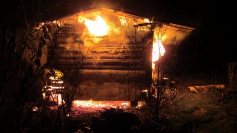 Павлодарда 14 ёшли қизча ёнаётган уйдан 2 синглисини қутқарди