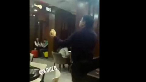 Muhammadiso Abdulxairov qahvaxonada burger tufayli “janjal ko‘tardi” (video)