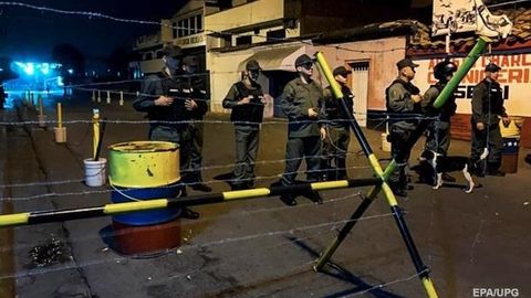 Kolumbiya diplomatlari Venesuelani piyoda tark etdi