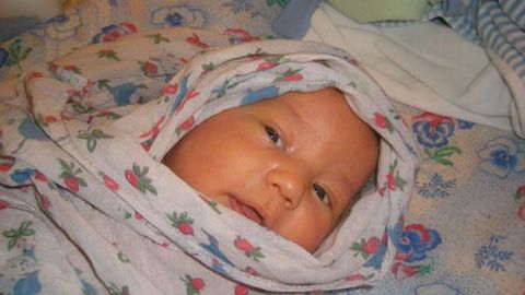 Urganchda to‘rt oylik qizchasini 2 mln so‘mga sotmoqchi bo‘lgan ayolga nisbatan sud hukmi e’lon qilindi