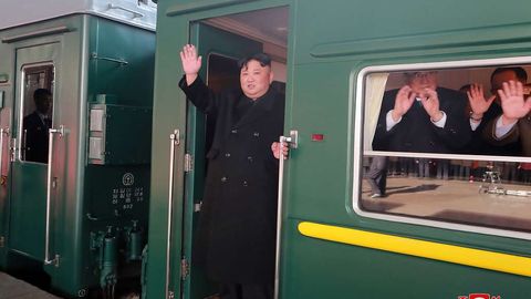 Ким Чен Ин Трамп билан учрашиш учун махсус поездда Ханойга йўл олди