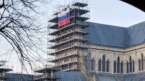 Ota-bola Skripallar zaharlangan Solsberidagi cherkovga Rossiya bayrog‘i ilib qo‘yildi