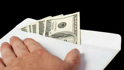 Farg‘onada yer ajratish bo‘yicha tuman hokimi qarorini chiqartirib berish uchun 4 ming dollar olgan shaxs ushlandi
