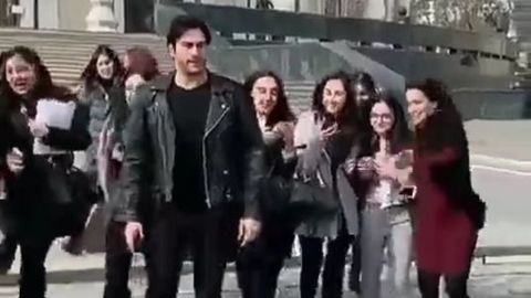 Toshkentda aylanib yurgan Burak O‘zchivitni qizlar selfi tushish uchun to‘xtatdi