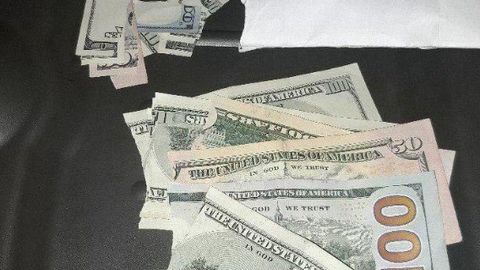 Қўқонлик йигитнинг йиртилган долларлари бутунига алмаштириб берилди