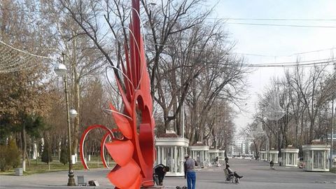 Бродвейдаги номаълум инсталляция бузиб ташланмоқда (фото)