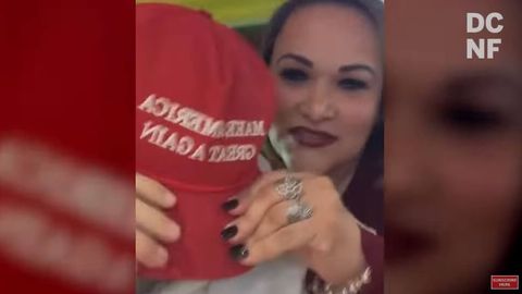 Massachusets shtatidagi restoranda ayol Tramp kepkasidagi erkakka tashlandi (video)