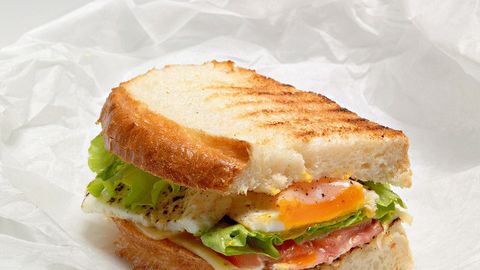 Sloveniyada deputat sendvich o‘g‘irlagani uchun ishdan ketdi