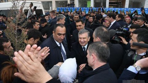 Shavkat Mirziyoyev Namanganda xalq bilan muloqotda bo‘ldi