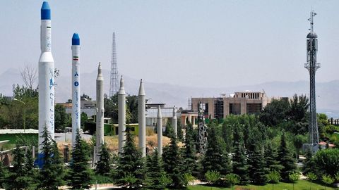 Eron “Dizful” yangi ballistik raketasini namoyish etdi