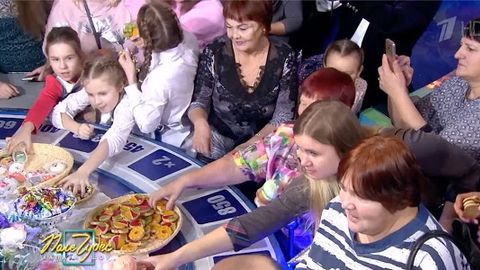 Томошабинлар «Мўъжизалар майдони» кўрсатувига ҳадя қилинган егуликларга талашмоқда (видео)