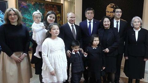 Putin bilan suratga tushgan Chingiz Aytmatovning nevarasi internet “yulduzi”ga aylandi
