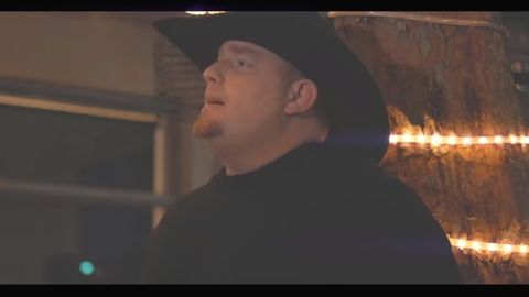 Amerikalik qo‘shiqchi klip tasvirga olish paytida tasodifan o‘zini-o‘zi otib qo‘ydi