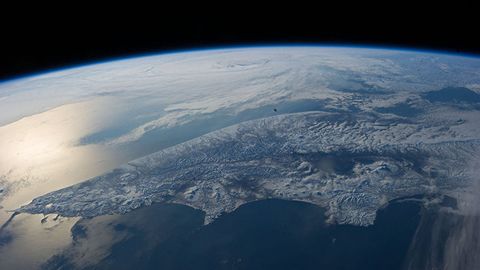 Kamchatka ustida “ulkan” meteorit portlashi aks etgan video paydo bo‘ldi (video)