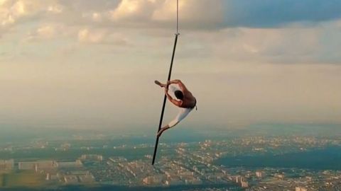 Акробат 1500 метр баландликдаги арқонда рақс ижро этди (видео)