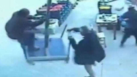 Turkiyalik erkak soyabonda “uchib ketdi” (video)