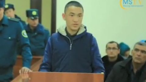 «Дарё» суриштируви: Самарқанддаги мактаб-интернати тарбияланувчиси Бобур Каримов судда Шуҳрат Садиновга қарши ёлғон кўрсатма берганини тан олди