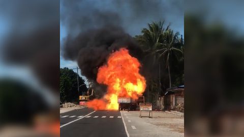 Filippinda 50 ta gaz ballonlari bo‘lgan motoroller yonib ketdi (video)