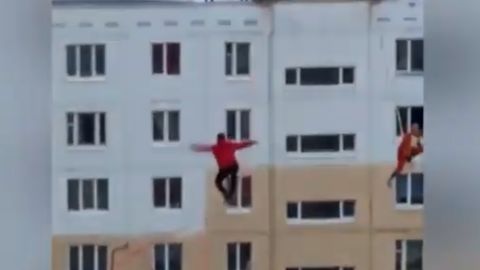 Rossiyada ekstremallar ikkita 10 qavatli bino orasiga tortilgan arqondan yurib o‘tdi (video)