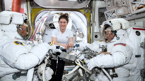 NASA тарихда илк марта фақат аёл астронавтларнинг очиқ космосга чиқишини бекор қилди