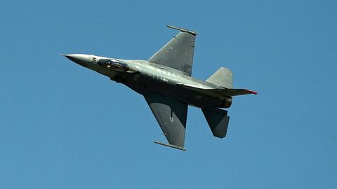 Hindiston Pokistonning F-16 qiruvchi samolyotini urib tushirdi