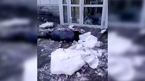«Набирасини итариб юборди, аммо ўзи улгурмади»: Томскда муз бўлаги кекса аёлнинг ўлимига сабаб бўлди