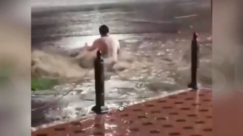 Видео: Самарқандда жала вақтида ариқдан тошиб чиқаётган сувда сузаётган эркак