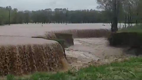 Payariqda kelayotgan sel katta jarlik hosil qildi (video)