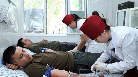 Harbiy xizmatchilar oqqon kasalligiga chalingan bolalarga donorlik qildi
