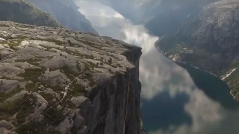 Норвегияда экстремалчи жарлик устидан арқонда юриб ўтди (видео)