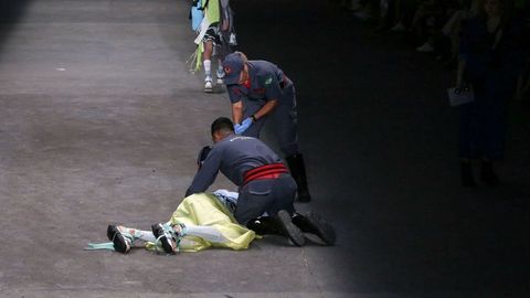 Бразилиядаги модалар намойишида 26 ёшли модель томошабинлар кўз ўнгида ҳалок бўлди (видео)