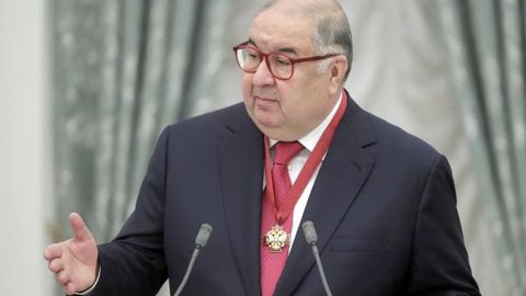 Putin Alisher Usmonovga Rus geografiya jamiyati medalini topshirdi