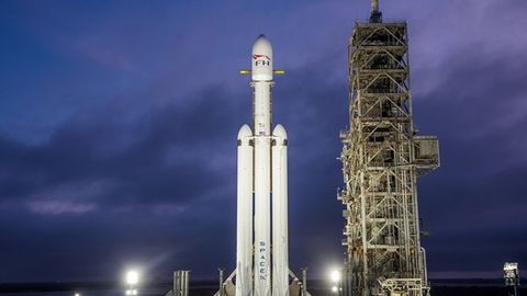 SpaceX kompaniyasi Falcon Heavy raketasini ishga tushirishni kechiktirdi