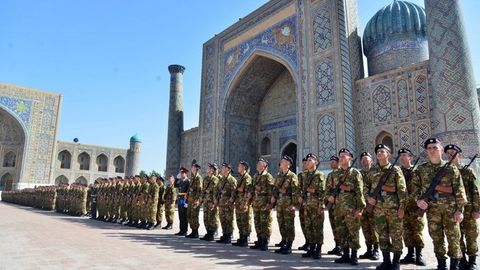 Samarqandda muddatli harbiy xizmatni o‘tashga kirishgan askarlar Registon maydonida qasamyod qabul qildi