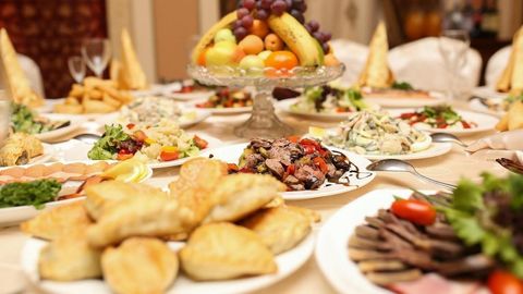 Тожикистонда туғилган кунини нишонлаган амалдор ишдан олинди