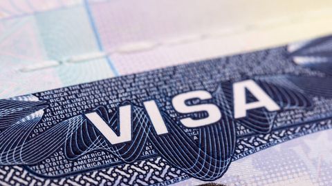 Трамп фуқаролари виза тартибини бузиб, АҚШда қолиб кетаётган мамлакатларга чора кўриш режаларини ишлаб чиқиш ҳақида топшириқ берди