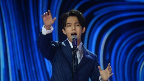 Qozog‘istonlik qo‘shiqchi Dimash “O‘zbekiston” xalqaro forumlar saroyida qo‘shiq kuyladi (video)
