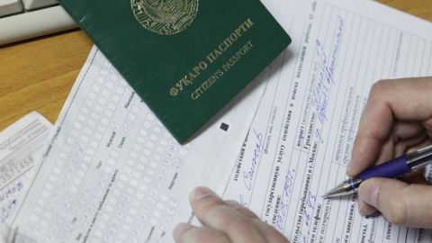 Navoiyda pora olgan “pasport stol” boshlig‘iga sud hukmi o‘qildi