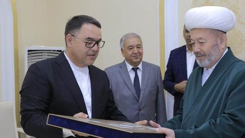 Katta Langar Qur’onining faksimile nusxasi O‘zbekiston musulmonlari idorasiga berildi