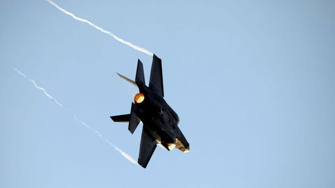 Япониянинг F-35 қирувчи самолёти Тинч океани осмонида радарлардан йўқолиб қолди
