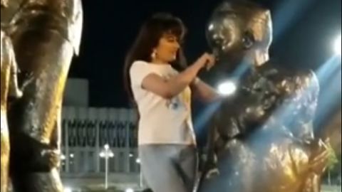 Toshkentda qiz Shomahmudovlar haykaliga chiqib selfi qildi (video)