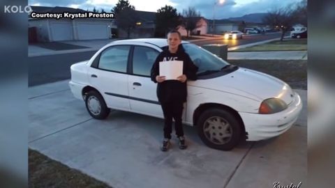 AQShda 13 yoshli bola pul yig‘ib, onasiga mashina sovg‘a qildi