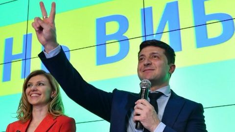 Шоумен Владимир Зеленский Украина президентлигига сайловда иккинчи босқичга ўтди